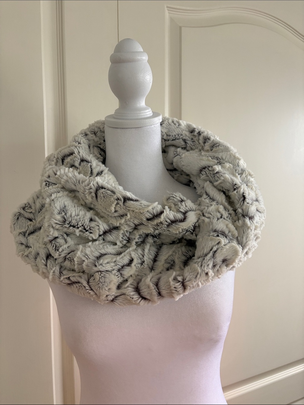 MADISON 88 FAUX FUR INFINITY SCARF